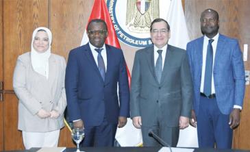 وزير البترول والثروة المعدنية خلال لقاءه مع المدير الإقليمى لشئون البنية التحتية بالبنك الدولى ( مايو ٢٠٢٣)